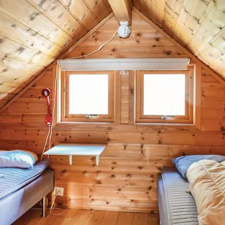 3 Bedroom Lovely In Vallavik Holiday home Vangsbygd
